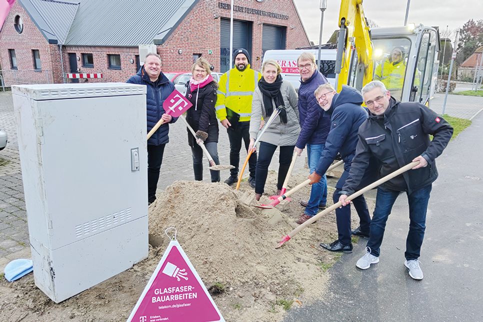 Carsten Hartung (Sales Regio Manager Telekom, von links), Jessica Teyen (Ausbauverantwortliche Telekom), Battal Ak (Berasco Hoch- und Tiefbau), Dorfvorsteherin Kristina Wenske, Frank Theunissen (Arbeitskreissprecher Breitband der Gemeinde Timmendorfer Strand), Bürgermeister Sven Partheil-Böhnke und Projektleiter Thomas Gießler (Telekom) beim symbolischen Spatenstich in Hemmelsdorf.