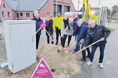Carsten Hartung (Sales Regio Manager Telekom, von links), Jessica Teyen (Ausbauverantwortliche Telekom), Battal Ak (Berasco Hoch- und Tiefbau), Dorfvorsteherin Kristina Wenske, Frank Theunissen (Arbeitskreissprecher Breitband der Gemeinde Timmendorfer Strand), Bürgermeister Sven Partheil-Böhnke und Projektleiter Thomas Gießler (Telekom) beim symbolischen Spatenstich in Hemmelsdorf.