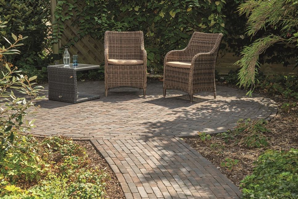 Mit Pflasterklinker lässt sich der Garten strukturieren und Funktionsbereiche abgrenzen.