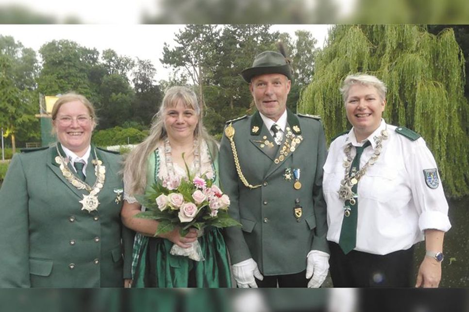 In den kommenden zwölf Monaten repräsentiert ein Damen-Trio den Scharbeutzer Schützenverein: Schützenkönigin Anke Junge mit ihrem Mann Uwe, 1. Ritterin Anja Drews (rechts) und 2. Ritterin Dagmar Vogel.