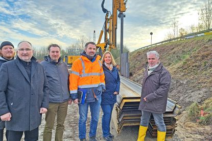 Offiziell findet der erste Spatenstich für den Neubau des Eutiner Feuerwehrgerätehauses erst im Februar statt. Doch auf dem Grundstück am Ende des Meinsdorfer Weges wird bereits fleißig gearbeitet. Das Einbringen einer Spundwand ist der erste wichtige Schritt für dieses nächste Großprojekt, das die Stadt auf den Weg bringt. Bürgermeister Sven Radestock (rechts) hat die Baustelle mit den Bauexperten vor Ort in Augenschein genommen.