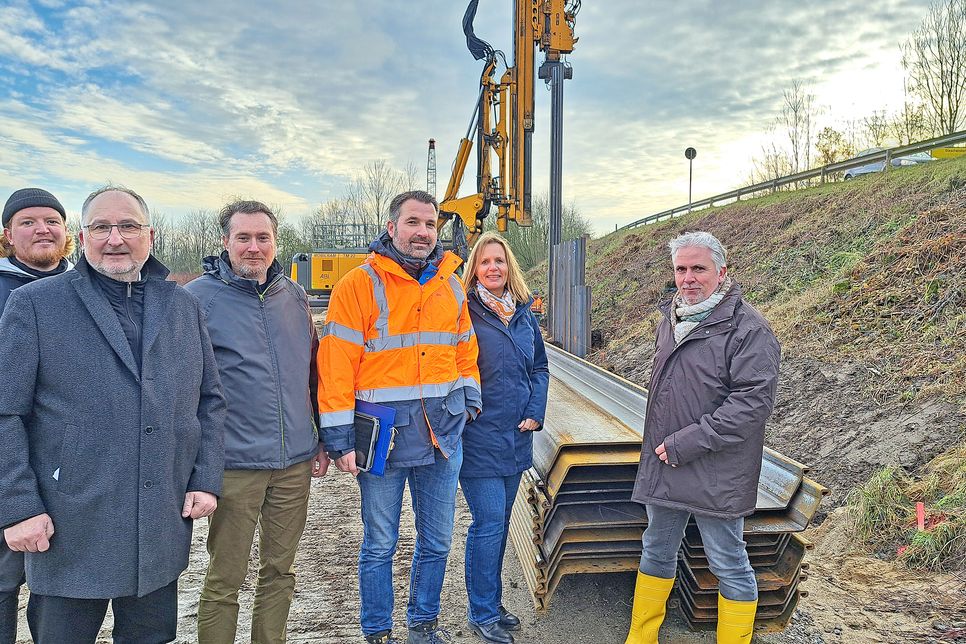 Offiziell findet der erste Spatenstich für den Neubau des Eutiner Feuerwehrgerätehauses erst im Februar statt. Doch auf dem Grundstück am Ende des Meinsdorfer Weges wird bereits fleißig gearbeitet. Das Einbringen einer Spundwand ist der erste wichtige Schritt für dieses nächste Großprojekt, das die Stadt auf den Weg bringt. Bürgermeister Sven Radestock (rechts) hat die Baustelle mit den Bauexperten vor Ort in Augenschein genommen.