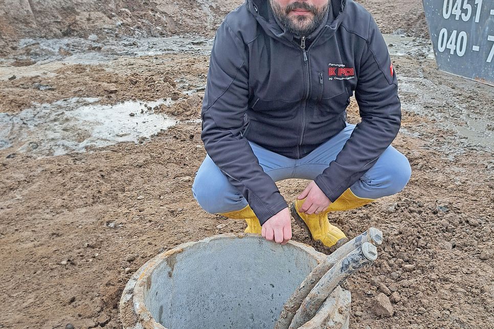 Testbohrung: KMO-Mitarbeiter Nikolai Bechen zeigt den ersten von später 17 Geothermie-Schächten.