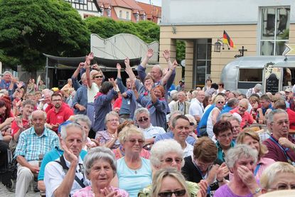 Mit den Fischerhemden sticht die Abordnung aus Neustadt in Holstein bei den Neustadt-Treffen heraus, so wie zum Beispiel hier in 2012 in Neustadt an der Orla.