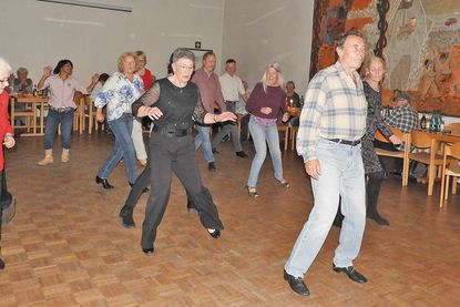 Bei „Jerusalema“ hält es auch DJ Brigitte Burghold nicht mehr an ihrem Pult.