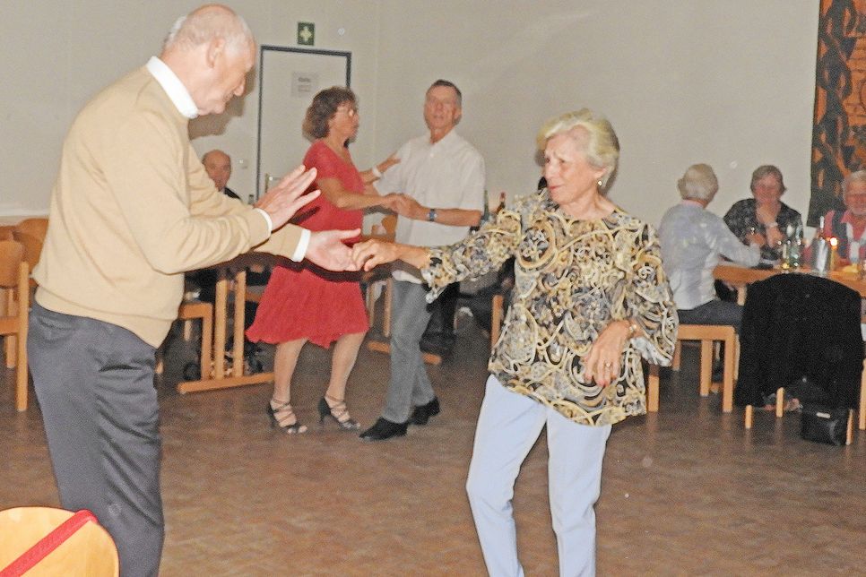Nelida und Udo tanzen seit 45 Jahren durchs Leben und kommen dafür besonders gern ins Gemeindehaus.