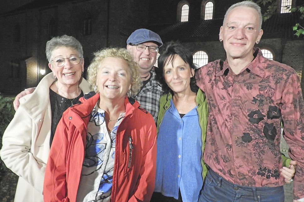 Zwischen zwei Tanzrunden mal eben vor die Tür gehen, frische Luft schnappen, eine Zigarette rauchen, einen kleinen Schwatz halten, ehe es auf der Tanzfläche weitergeht – für Denis, Britta, Daniel und Manuela (v.re.) gehört das zu einer guten Partynacht. Sie sind Stammgäste des monatlichen „Tanzens im Gemeindesaal“. Klingt ein bisschen sperrig, ist aber eine äußerst geschmeidige und fröhliche Angelegenheit für alle Altersgruppen. Das liegt an Initiatorin und DJane Brigitte Burghold (li.).