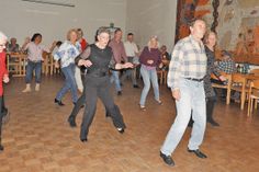 Bei „Jerusalema“ hält es auch DJ Brigitte Burghold nicht mehr an ihrem Pult.