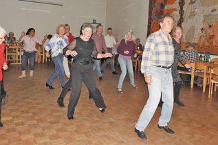 Bei „Jerusalema“ hält es auch DJ Brigitte Burghold nicht mehr an ihrem Pult.