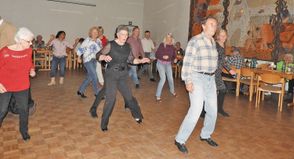 Bei „Jerusalema“ hält es auch DJ Brigitte Burghold nicht mehr an ihrem Pult.