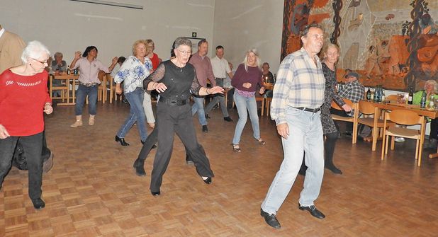 Bei „Jerusalema“ hält es auch DJ Brigitte Burghold nicht mehr an ihrem Pult.