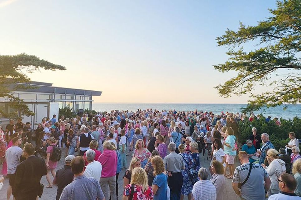 Erfolgreiches „Tanzen am Meer“ auf dem mit Einheimischen und Gästen gefüllten Platz am Haus des Kurgastes in Niendorf/Ostsee.