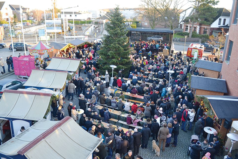 Beliebter Treffpunkt am dritten Adventssonntag: Der Scharbeutzer Adventsmarkt, der zum 20. Mal vor dem Bürgerhaus veranstaltet wird.
