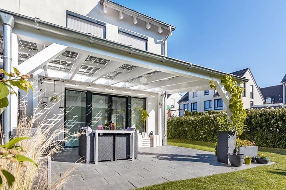 Solarstrom gewinnen und den Sommer genießen: Die Bedachung mit einem 10 Millimeter starken Premium Solar-Verbundsicherheitsglas bietet einen doppelten Nutzen.