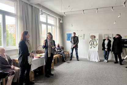 Stadtbüchereileiterin Sabine Stryga (3. v. lks.) begrüßte die Anwesenden und führte in die Ausstellung ein.