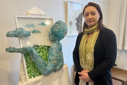 Corinna Hering neben dem „Luftikuss“.