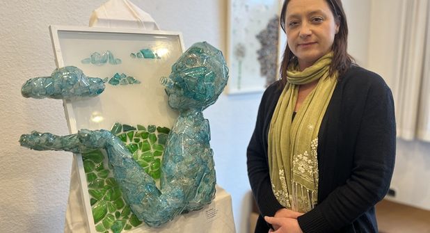 Corinna Hering neben dem „Luftikuss“.