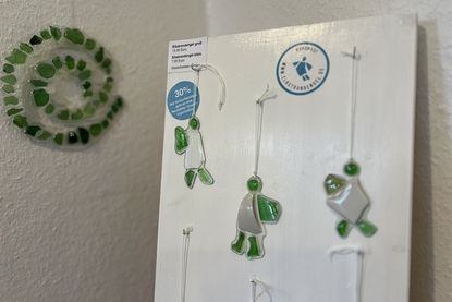 Neben den teils großformatigen Arbeiten gibt es im Erdgeschoss kleine „Elbstrandengel“ zu kaufen.