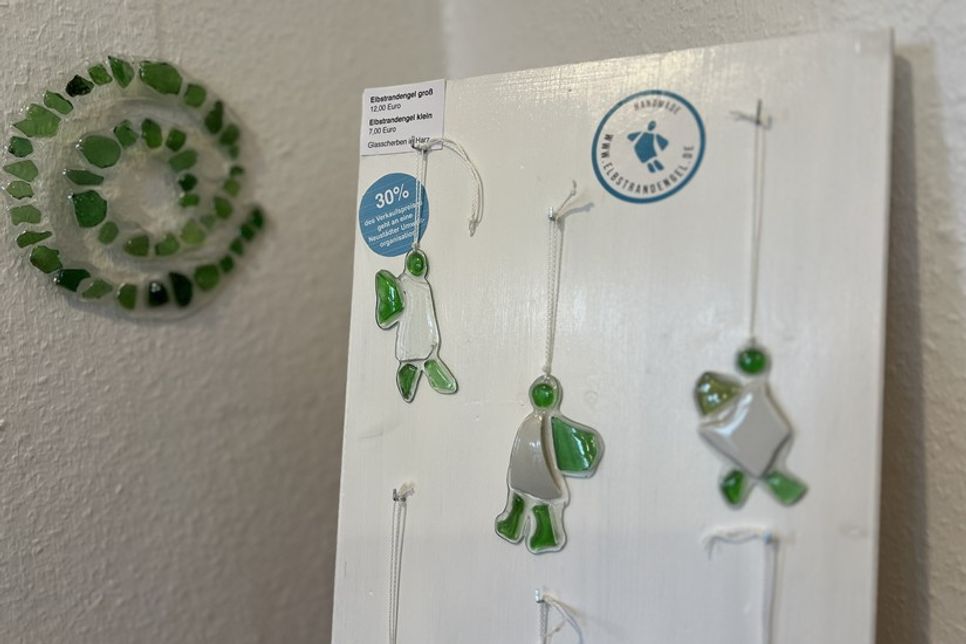 Neben den teils großformatigen Arbeiten gibt es im Erdgeschoss kleine „Elbstrandengel“ zu kaufen.