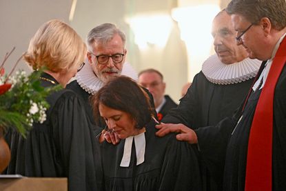 Die Einführungszeremonie mit (v.li.) Nora Steen, Pastor Michael Babiel (Lebenspartner von Christine Halisch), Pastor im Ruhestand Michael Watzlawik (langjähriger kollegialer Begleiter) und Propst Dirk Süssenbach.
