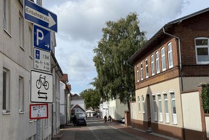Beim Einfahren ist an den Schildern deutlich zu erkennen: Hier dürfen Fahrräder in beiden Richtungen unterwegs sein.