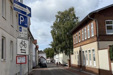 Beim Einfahren ist an den Schildern deutlich zu erkennen: Hier dürfen Fahrräder in beiden Richtungen unterwegs sein.
