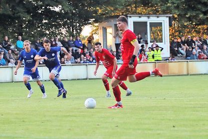 Leon Dippert verwandelte in Hohenwestedt gleich zwei Elfmeter zur 2:0-Halbzeitführung für Eutin 08.