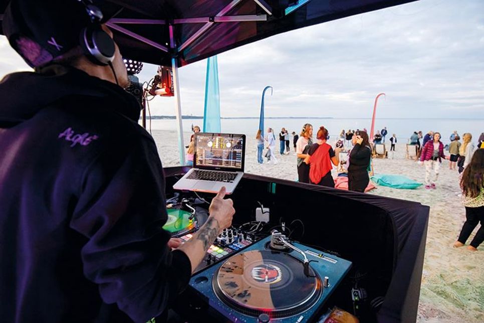 Sechsmal lädt die TALB zur Silent Disco nach Scharbeutz ein. Heute ist die Auftaktveranstaltung.
