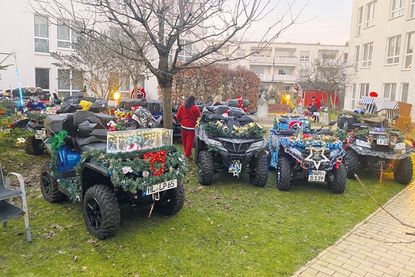 Kurz nach 17 Uhr treffen die motorisierten Besucher aus Lübeck am „Haus Pegasus“ ein.