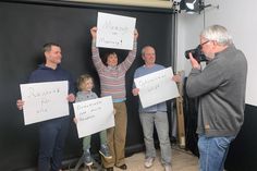 Danny Seidel von der Koordinierungs- und Fachstelle „Demokratie leben!“ mit Sohn Hannes sowie Beatrix Spiegel und Mano Salokat vom Kinder- und Jugendnetzwerk beim Probeshooting mit Fotograf Reimo Schaaf. In seinem Atelier in der Hochtorstraße 9 besteht in der kommenden Woche die Möglichkeit,  sich mit positiven Botschaften ablichten zu lassen und so ein sichtbares Zeichen für Zusammenhalt zu setzen.