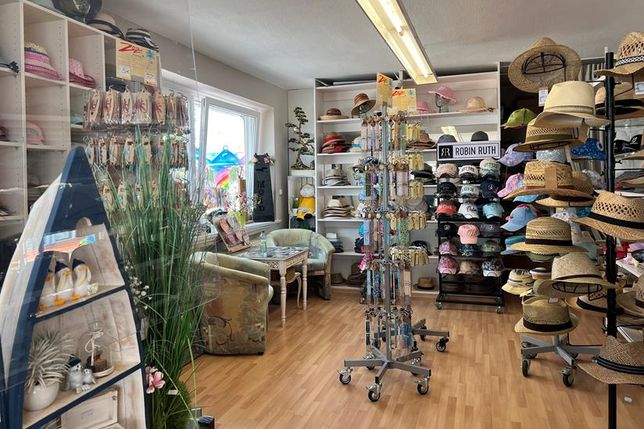 Sonnenhüte, Caps und Küstensouvenirs: Im Strandkaufhaus Kellenhusen gibt es alles, was man für den Strandtag benötigt.