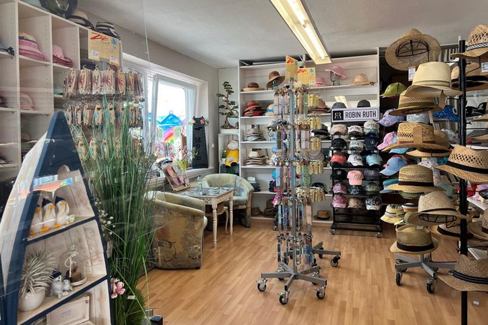 Sonnenhüte, Caps und Küstensouvenirs: Im Strandkaufhaus Kellenhusen gibt es alles, was man für den Strandtag benötigt.