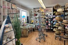 Sonnenhüte, Caps und Küstensouvenirs: Im Strandkaufhaus Kellenhusen gibt es alles, was man für den Strandtag benötigt.