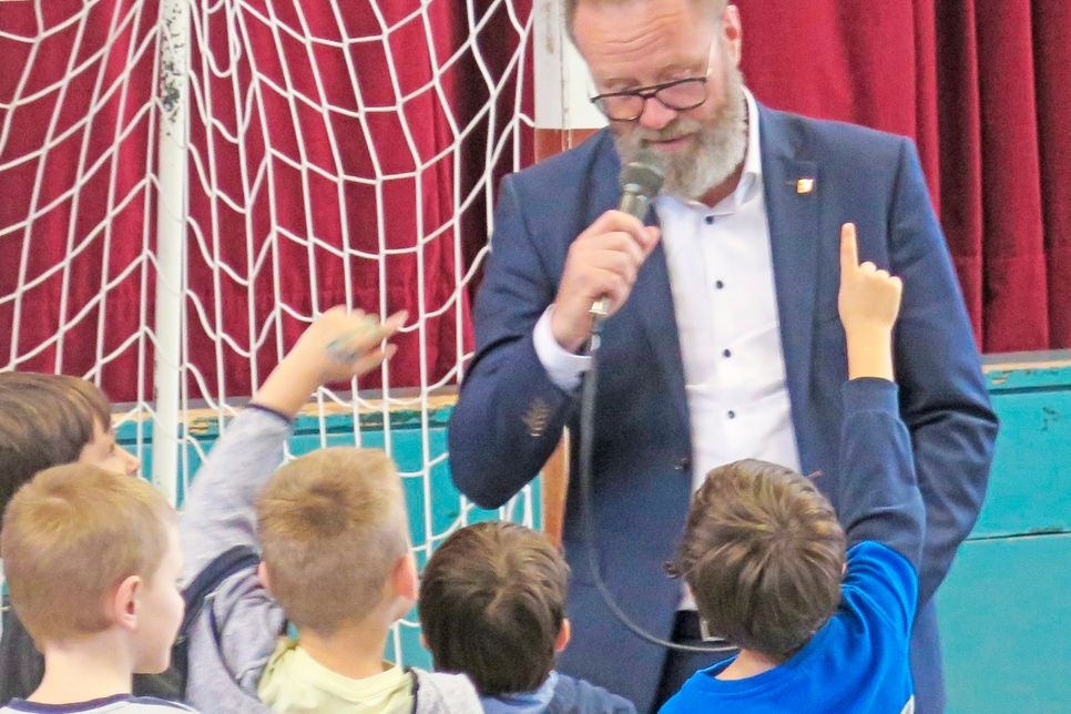 Verkehrsminister Claus Ruhe Madsen sprach zu den Erstklässlern und würdigte die Landesverkehrswacht.