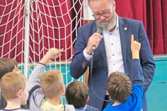 Verkehrsminister Claus Ruhe Madsen sprach zu den Erstklässlern und würdigte die Landesverkehrswacht.
