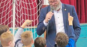 Verkehrsminister Claus Ruhe Madsen sprach zu den Erstklässlern und würdigte die Landesverkehrswacht.