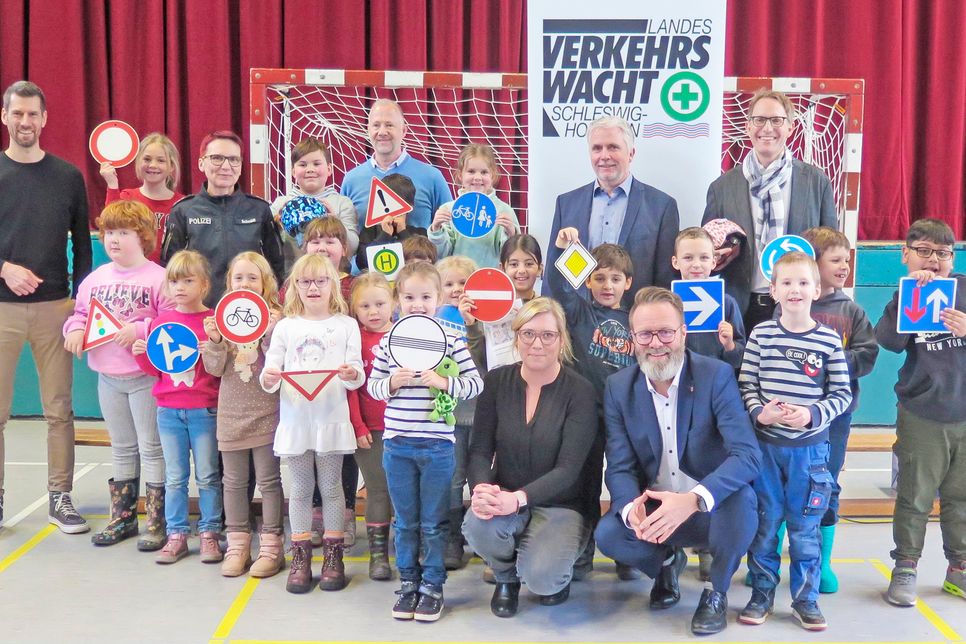 Zusammen mit der Klasse 1d und Gästen stellten sich Verkehrsminister Claus Ruhe Madsen und die Präsidentin der Landesverkehrswacht Wiebke Zweig (hockend vorn) zum Gruppenfoto.