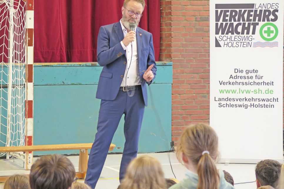 Claus Ruhe Madsen im Austausch mit ABC-Schützen.