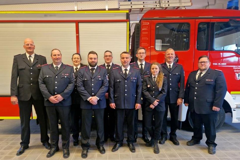 Arne Landschoof, Klaus-Dieter Plöger, Carina Kirsch, Christian Heidenreich, Patrick Kirsch, Sven-Oliver Bibow, Jannes Witt, Ina Körner, Heiko Hammerich und Gemeindewehrführer Finn Hennings (v. lks.).