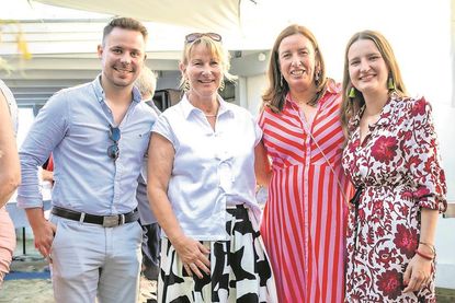 Gemeinsam mit zahlreichen Gästen genossen Florian Lingnau (VON POLL FINANCE), Manuela Hehl, Jessica Koppitz und Charlotte Breckwoldt (v. lks.) das Sommerfest zum zehnjährigen Bestehen der Neustädter Geschäfts.