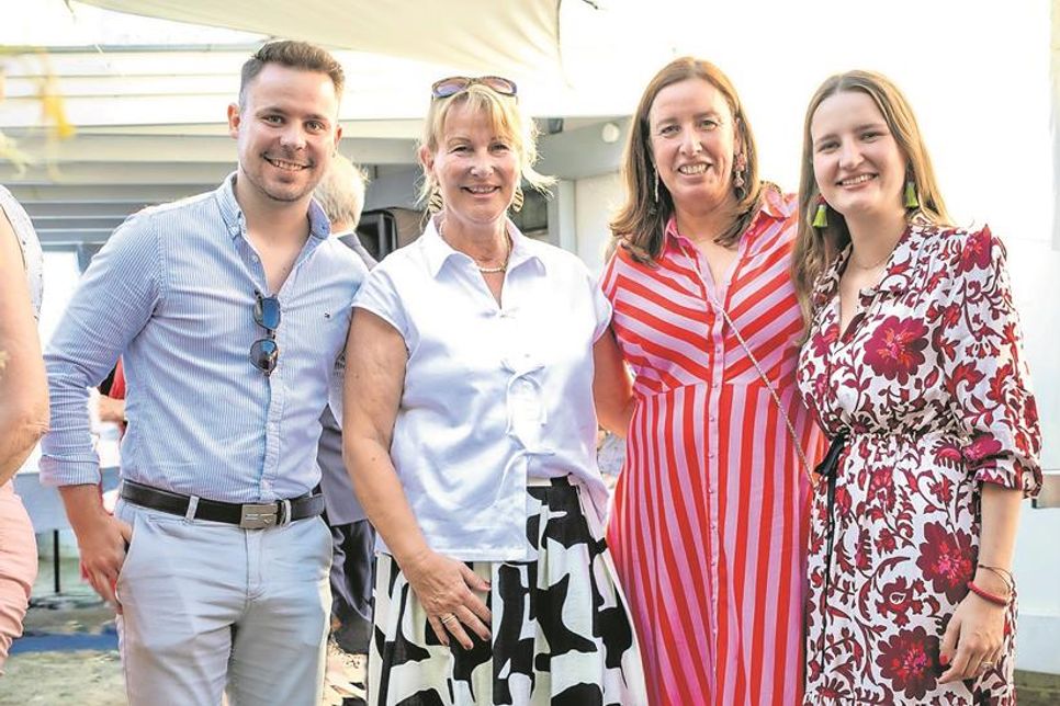 Gemeinsam mit zahlreichen Gästen genossen Florian Lingnau (VON POLL FINANCE), Manuela Hehl, Jessica Koppitz und Charlotte Breckwoldt (v. lks.) das Sommerfest zum zehnjährigen Bestehen der Neustädter Geschäfts.