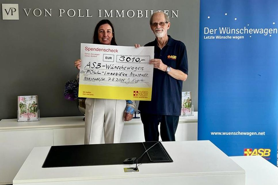 Anlässlich des Jubiläums von übergab Geschäftsstellenleiterin Jessica Koppitz einen Spendenscheck über 3.010 Euro an den Vorsitzenden des ASB-Regionalverbandes Ostholstein Jörg Bochnik.