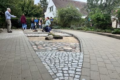 Der Rollstuhl-Parcours bietet mit verschiedenen Untergründen, Stufen und Steigungen, ideale Bedingungen, um den Alltag mit Rollstuhl zu üben.