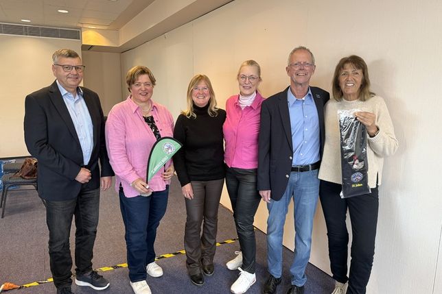 Der Vorstand (v. lks.) mit Spielführer Thomas Kühne, Jugendwartin Stefanie Buhtz, 2. Vorsitzende Dr. Beatrice Maxrath, Schatzmeisterin Heike Wiesing-Weißbarth und Präsident Ronald Bracker sowie die für 25 Jahre Mitgliedschaft geehrte Waltraud Franke (re.).