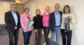 Der Vorstand (v. lks.) mit Spielführer Thomas Kühne, Jugendwartin Stefanie Buhtz, 2. Vorsitzende Dr. Beatrice Maxrath, Schatzmeisterin Heike Wiesing-Weißbarth und Präsident Ronald Bracker sowie die für 25 Jahre Mitgliedschaft geehrte Waltraud Franke (re.).