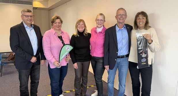 Der Vorstand (v. lks.) mit Spielführer Thomas Kühne, Jugendwartin Stefanie Buhtz, 2. Vorsitzende Dr. Beatrice Maxrath, Schatzmeisterin Heike Wiesing-Weißbarth und Präsident Ronald Bracker sowie die für 25 Jahre Mitgliedschaft geehrte Waltraud Franke (re.).