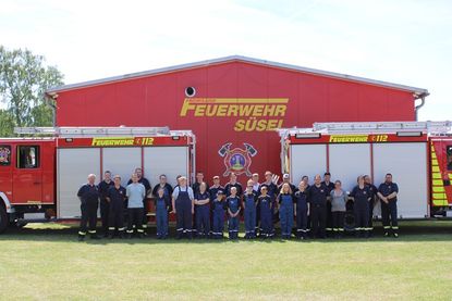 Die Teilnehmer des Berufsfeuerwehrtags der Jugendfeuerwehr Süsel mit ihren Betreuern vor dem Gerätehaus.