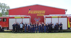 Die Teilnehmer des Berufsfeuerwehrtags der Jugendfeuerwehr Süsel mit ihren Betreuern vor dem Gerätehaus.