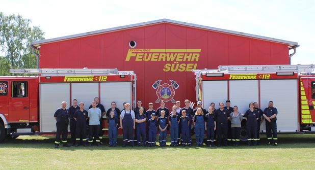 Die Teilnehmer des Berufsfeuerwehrtags der Jugendfeuerwehr Süsel mit ihren Betreuern vor dem Gerätehaus.