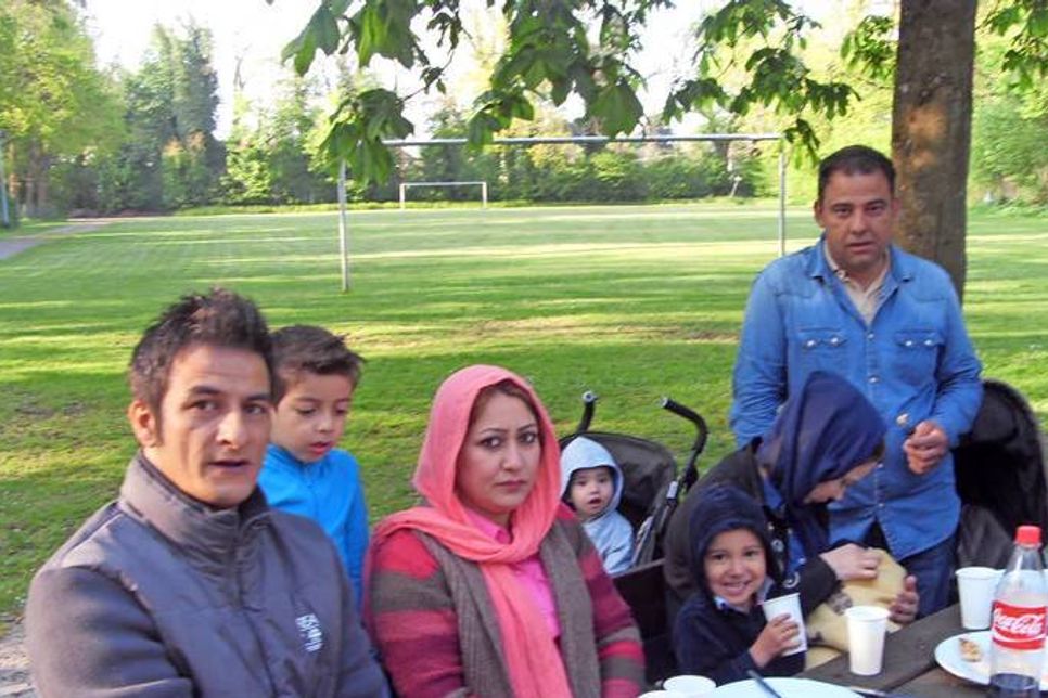Cismar. Bei schönem Wetter kamen viele Teilnehmer im Mai zur Klönschnack-Runde in Cismar. Besondere Gäste waren die neuen Nachbarn aus Afghanistan, die mit ihren Kindern ebenfalls der Einladung folgten. Die Sprachschwierigkeiten konnten einem angenehmen Zusammensein nichts anhaben. Speisen und Getränke wurden zu einem Einheitspreis angeboten. Der erwirtschaftete Überschuss wurde verdoppelt und der Betrag wird dem Kindergarten in Cismar gespendet. (red)